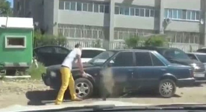 Angry Driver Takes Revenge (4 pics + video)