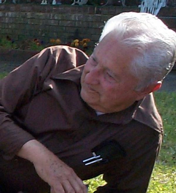 Elderly Man Attacked by a Gang (5 pics)