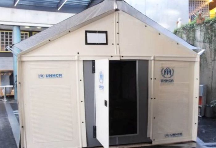 Flat Pack Refugee Shelters (11 pics)