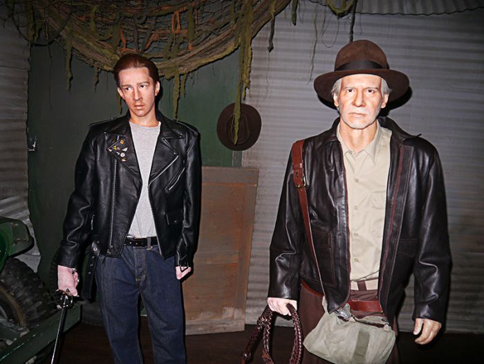 A Visitor Is Disappointed With a Wax Museum (27 pics)