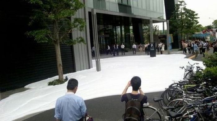 Tokyo Sidewalk Covered in Bubbles (9 pics + video)