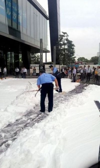 Tokyo Sidewalk Covered in Bubbles (9 pics + video)