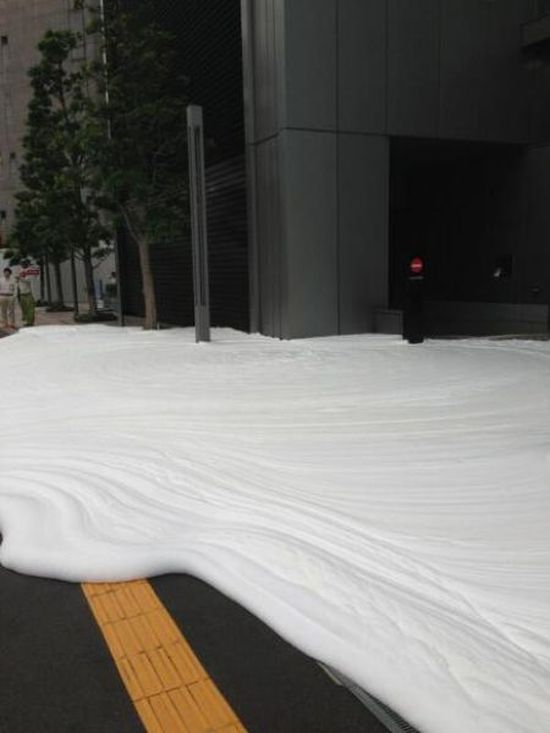 Tokyo Sidewalk Covered in Bubbles (9 pics + video)