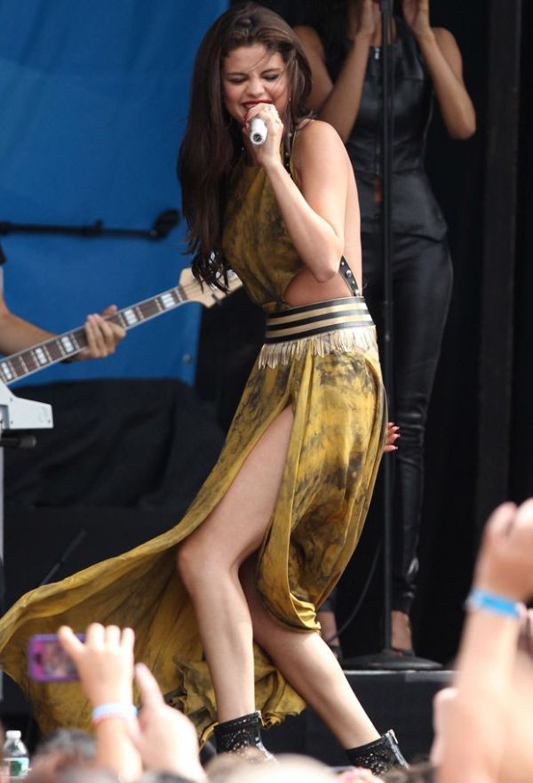 Selena Gomez Wears No Underwear (5 pics)