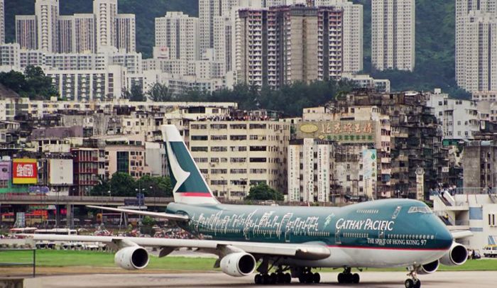 Kai Tak, World's Most Dangerous Airport in Hong Kong (13 pics)