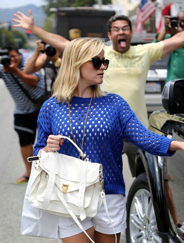 Reese Witherspoon vs a Paparazzi (7 pics)