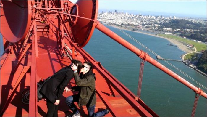 Proposal on the Top of the Golden Gate Bridge  (5 pics)