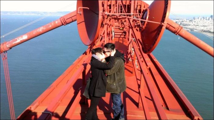 Proposal on the Top of the Golden Gate Bridge  (5 pics)
