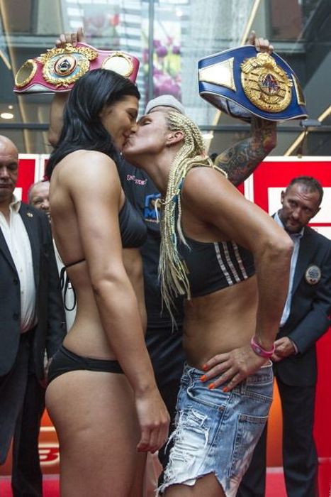 Women's Boxing Kiss (9 pics)