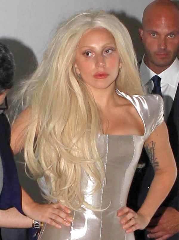 Shiny-Faced and Virtually Makeup-Free Lady Gaga (3 pics)