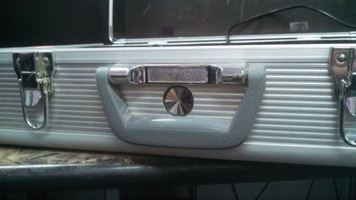 Custom-Made Xbox Briefcase (26 pics)