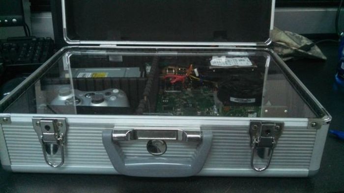 Custom-Made Xbox Briefcase (26 pics)