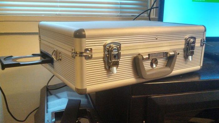 Custom-Made Xbox Briefcase (26 pics)