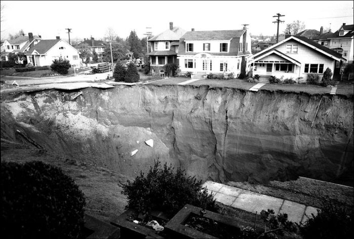 Giant Sinkholes and Road Collapses (23 pics)