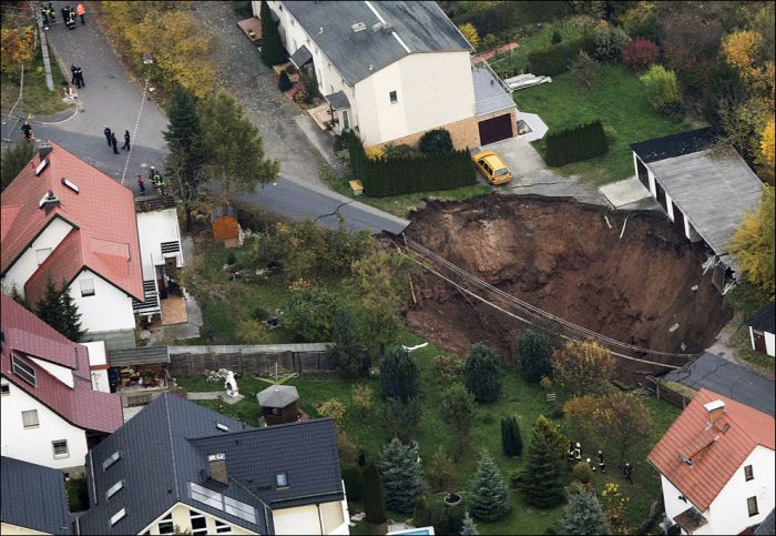 Giant Sinkholes and Road Collapses (23 pics)