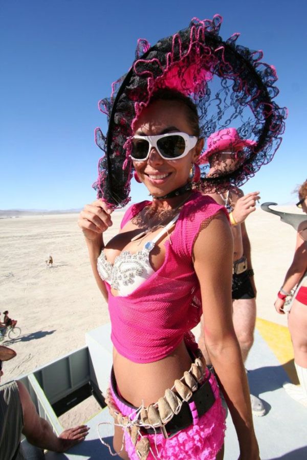 Pretty Girls of Burning Man (25 pics)