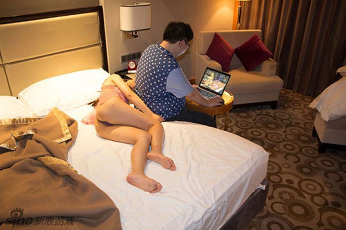 Geeky Gamer and His Girlfriend (22 pics)