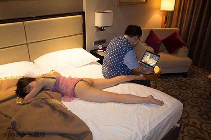 Geeky Gamer and His Girlfriend (22 pics)