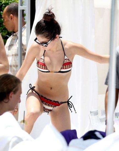 Selena Gomez Bikini Pics (30 pics)