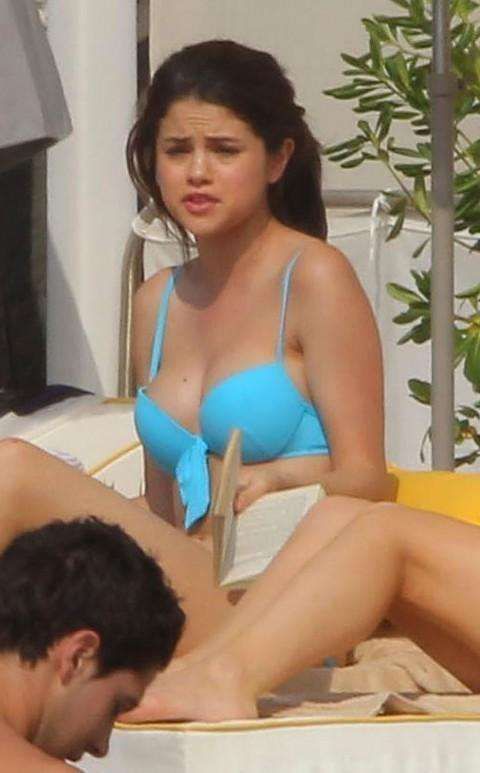 Selena Gomez Bikini Pics (30 pics)
