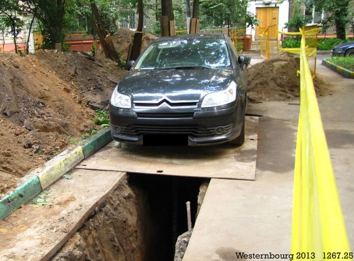 Wrong Place to Park Your Car (3 pics)