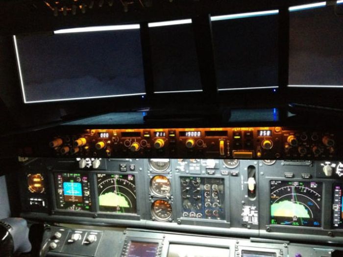 Boeing 737 Cockpit at Home (4 pics)
