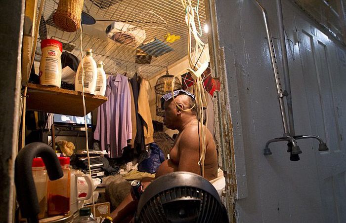 Sun Bright Hotel, The Cheapest Hotel in NYC (9 pics)
