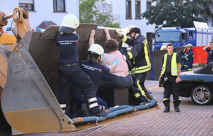 Firefighters Rescued a Giant Man (13 pics)