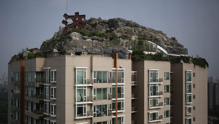 Mountain Villa on Top of Apartment Block (10 pics)