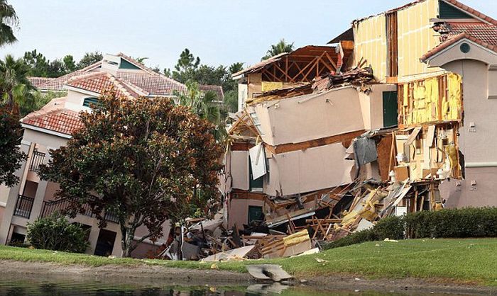 Holiday Villa Swallowed by a Sinkhole in Florida (12 pics)