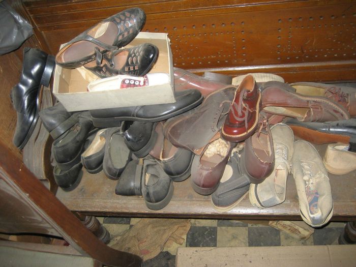 Vintage Family Shoe Store (32 pics)