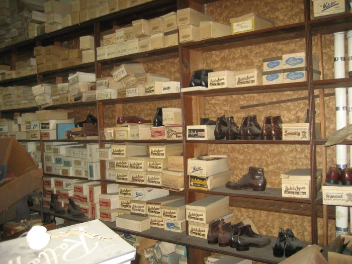 Vintage Family Shoe Store (32 pics)