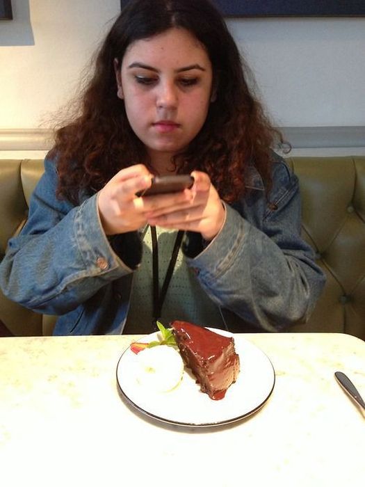 People Instagramming Food (55 pics)