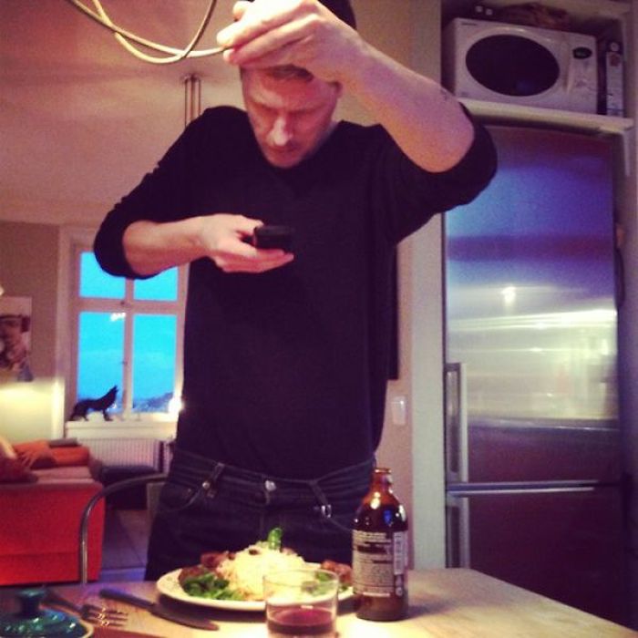 People Instagramming Food (55 pics)