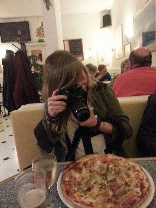 People Instagramming Food (55 pics)
