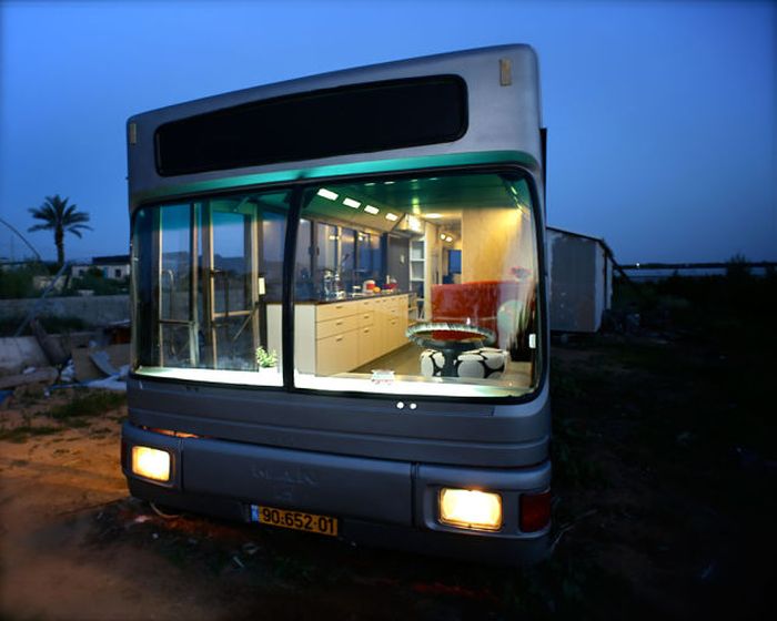 Women Turn an Old Bus into a Nice Home (20 pics)