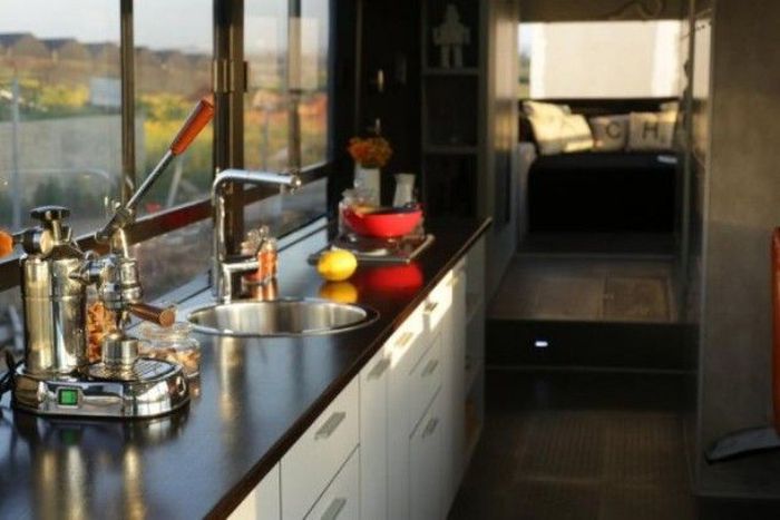 Women Turn an Old Bus into a Nice Home (20 pics)