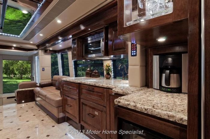 Luxury Motorhome "The Oasis" (126 pics)