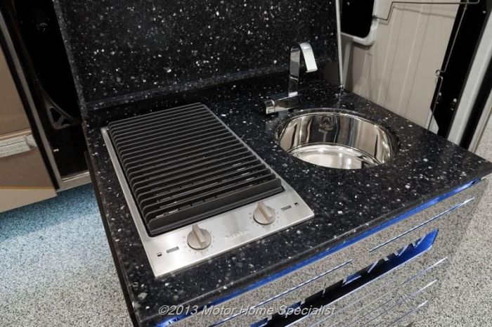 Luxury Motorhome "The Oasis" (126 pics)