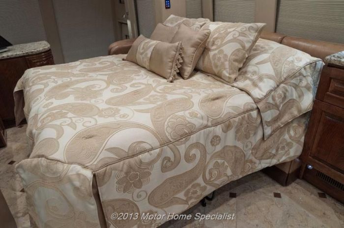 Luxury Motorhome "The Oasis" (126 pics)