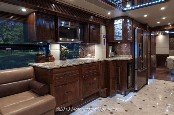 Luxury Motorhome "The Oasis" (126 pics)