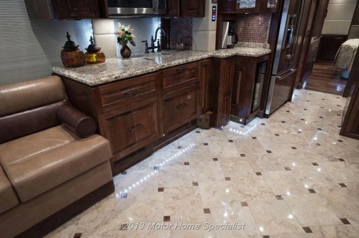 Luxury Motorhome "The Oasis" (126 pics)