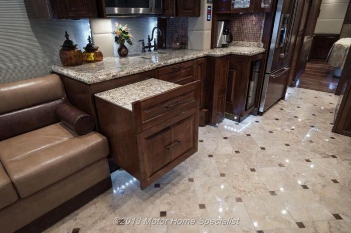 Luxury Motorhome "The Oasis" (126 pics)