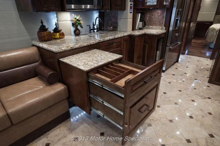 Luxury Motorhome "The Oasis" (126 pics)