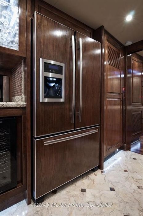 Luxury Motorhome "The Oasis" (126 pics)