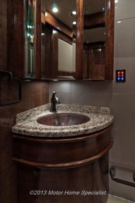 Luxury Motorhome "The Oasis" (126 pics)