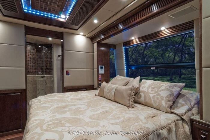 Luxury Motorhome "The Oasis" (126 pics)
