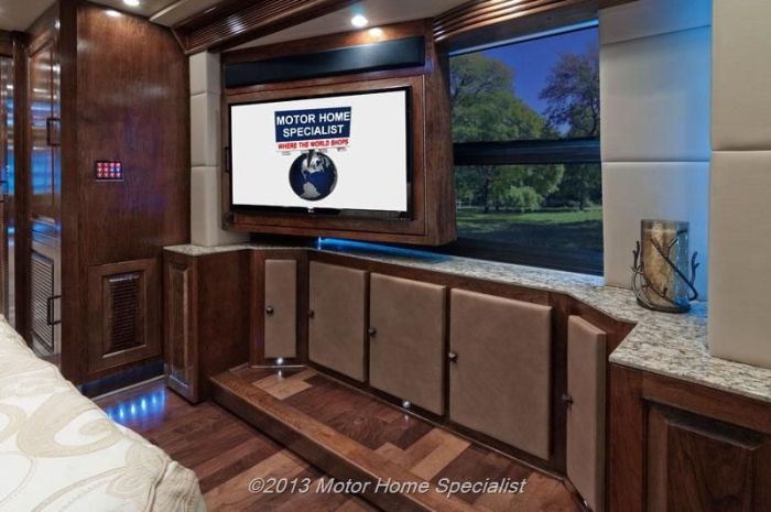 Luxury Motorhome "The Oasis" (126 pics)