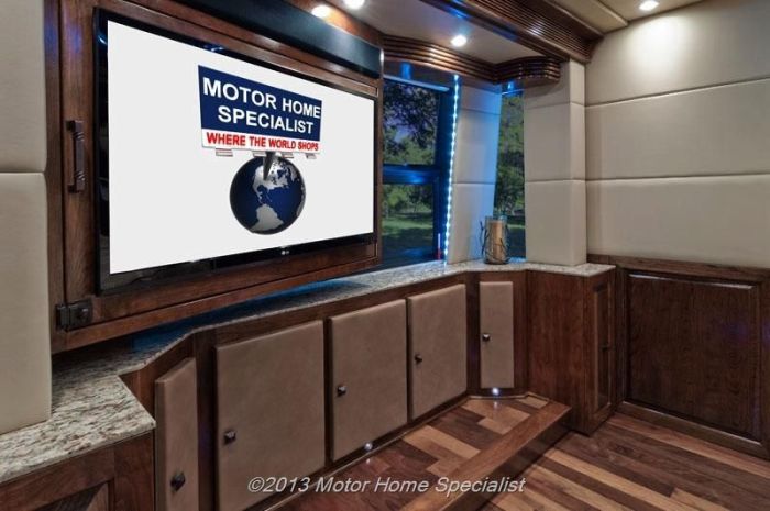 Luxury Motorhome "The Oasis" (126 pics)