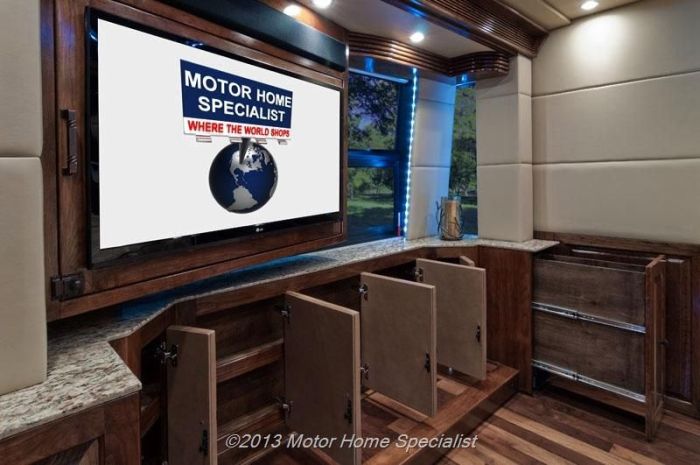 Luxury Motorhome "The Oasis" (126 pics)